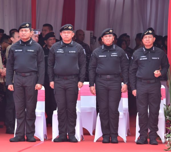 Kasau Dampingi Panglima TNI Sematkan Brevet Kehormatan Hiu Kencana Kepada Presiden RI