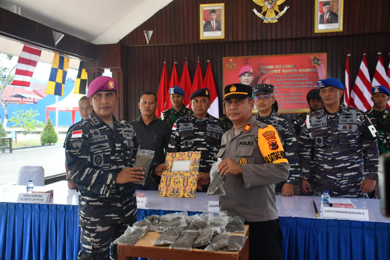 Prajurit Marinir Amankan 600 Gram Ganja Di Pelabuhan Jayapura