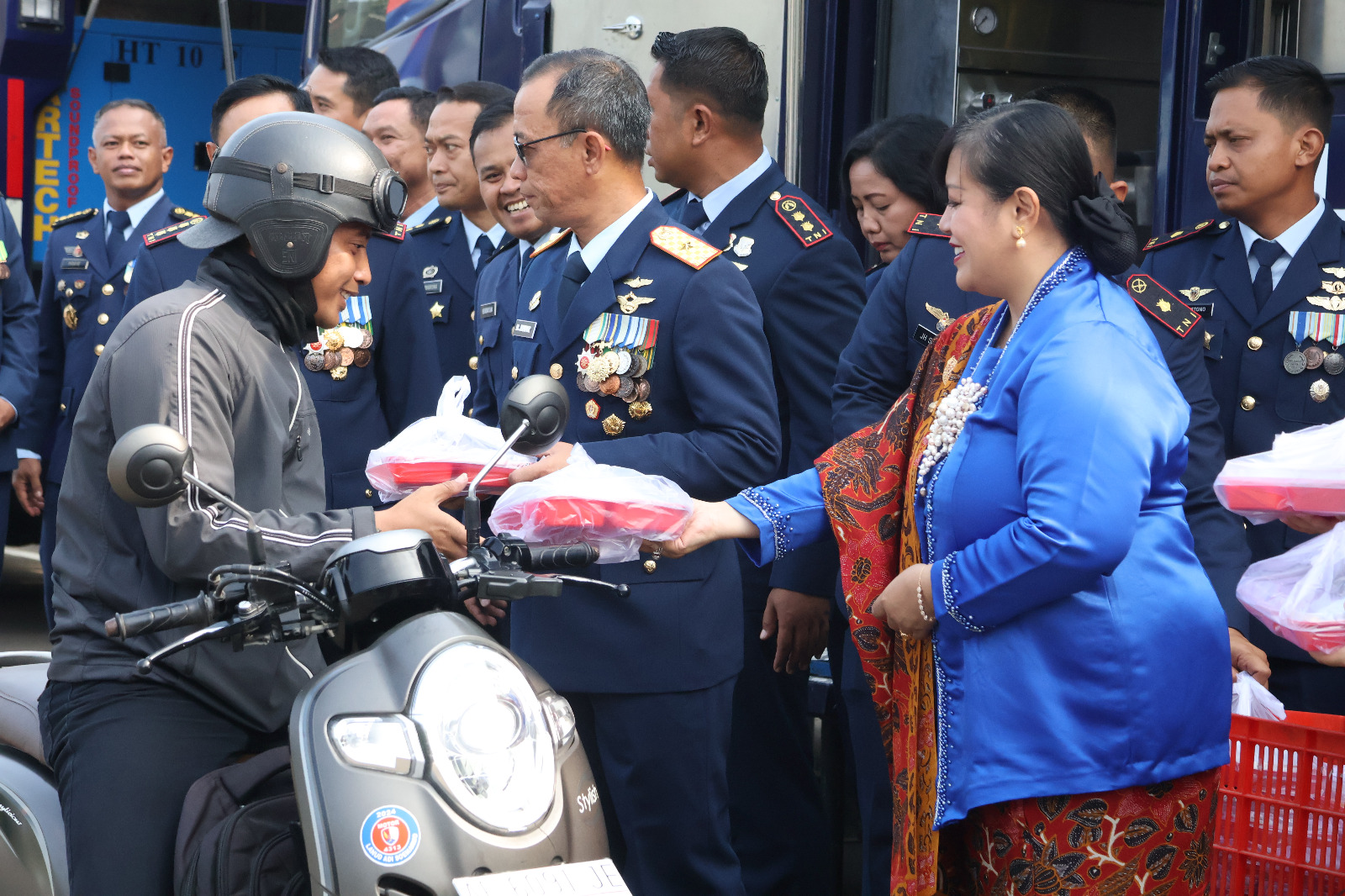 Peringati HUT Ke-79 TNI, Lanud Adi Soemarmo Bagikan Makan Gratis Kepada Masyarakat