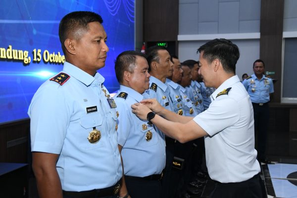 Perwira Tinggi TNI AU Terima Honorary Wing dari RSAF