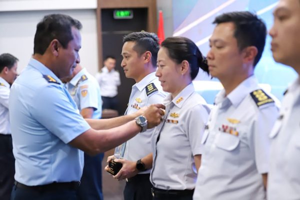Kasau Anugerahkan 1st Class Honorary Pilot Wing Kepada Lima Perwira RSAF