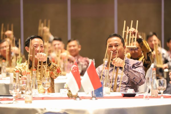 Momen Kasau dan CAF RSAF Mainkan Angklung Bersama dalam Official Dinner