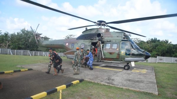 Helikopter TNI AU Bantu Evakuasi 71 Nelayan yang Terjebak Cuaca Buruk di Sukabumi