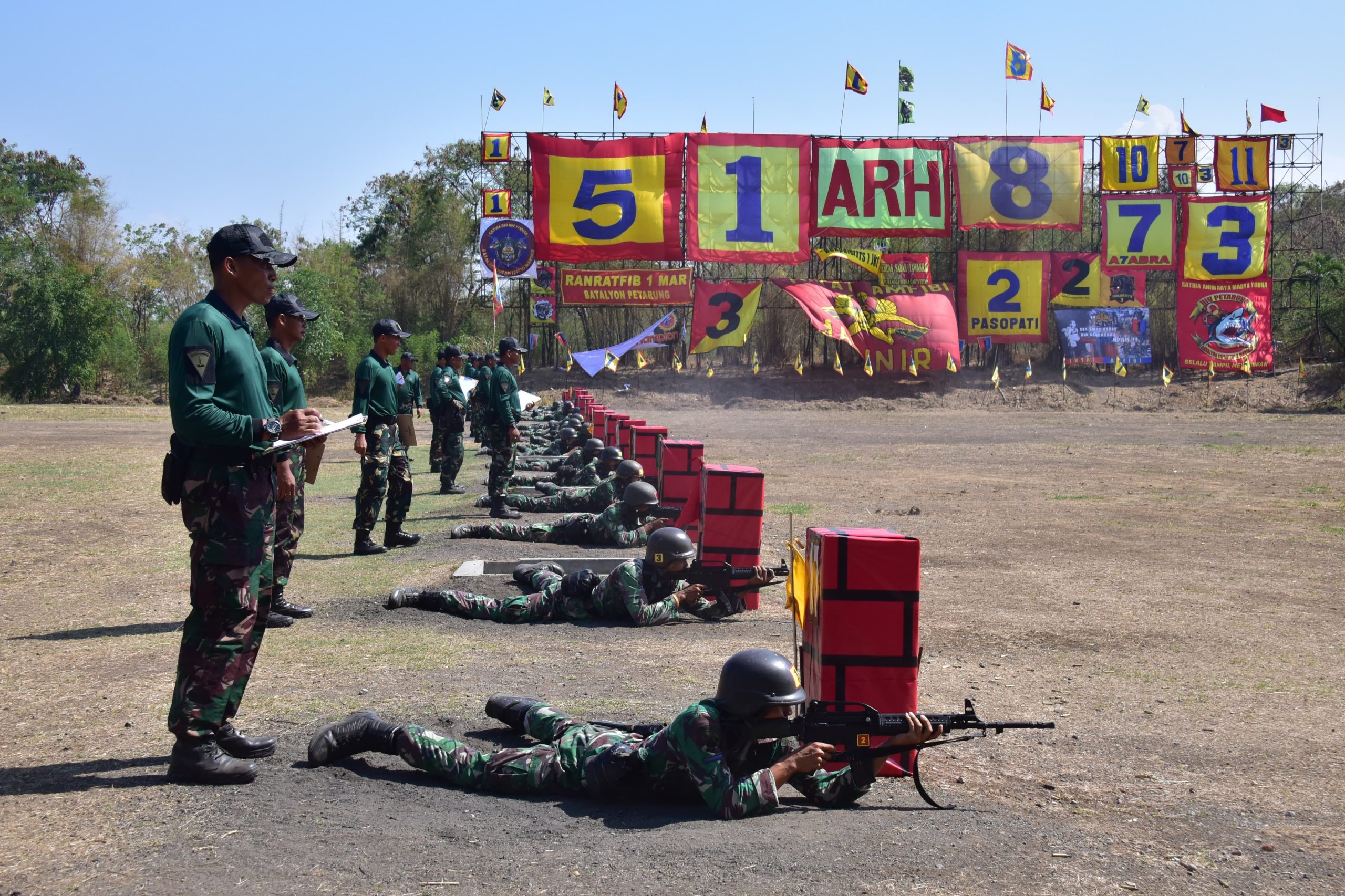 Penuh Semangat, 17 Batalyon Korps Marinir Bertarung Dalam Lomba Tembak Binsat Kormar 2024