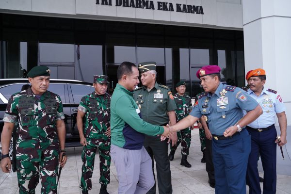 Dankormar Dampingi Panglima TNI Tinjau Gelar Bekal Kaporlap Dan Kapsatlap Satgas Opsdagri Tahun 2025