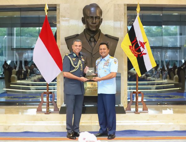 Kasau Terima Kunjungan Kehormatan Panglima Tentera Udara Diraja Brunei