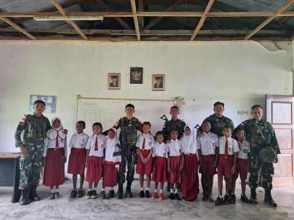 Satgas Yonif 642/Kps Mengajar di SD Inpres Bofuwer