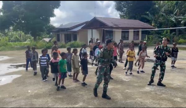 Satgas Yonif 642/Kps Bersama Siswa Laksanakan Senam Bersama di SD Inpres Kramongmongga