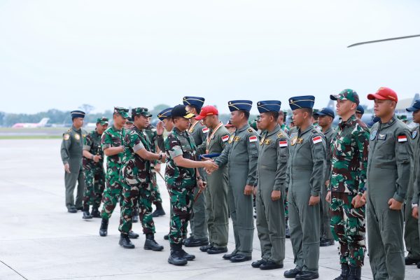 11 Prajurit TNI AU Terima Penghargaan Usai Melaksanakan Misi Penanggulangan Bencana Alam di Filipina