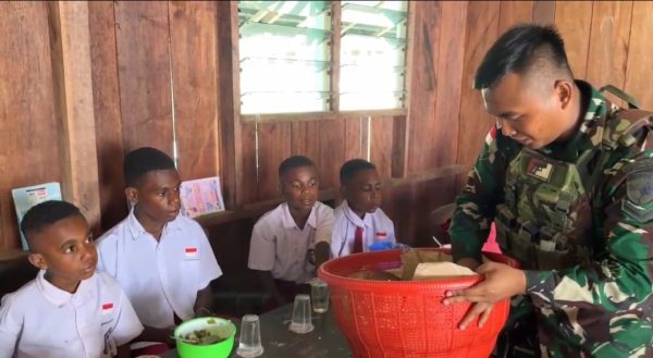 Dukung Program Pemerintah Makan Gizi Gratis, Pos Masyeta Bagikan Makanan Kepada Murid SDN Inpres Masyeta.