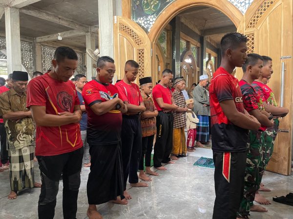 Para Prajurit Marinir Binsat Kormar 2024 Melaksanakan Sholat Jum’at Berjamaah Dengan Masyarakat