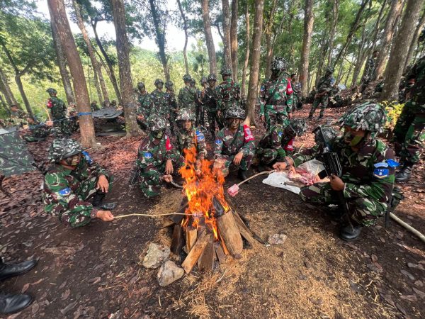 Siswa Setukba TNI AU A-45 Survival Di Telaga Cicikan Pacitan