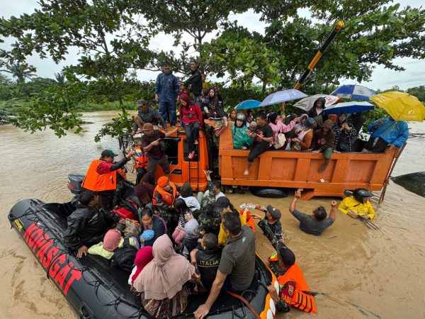 Yonko 469 Kopasgat Evakuasi Warga Terdampak Banjir di Sumatera Utara