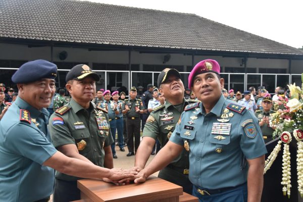 Dankormar Dampingi Panglima TNI Resmikan Barak Siaga Dan Penyerahan Ransus