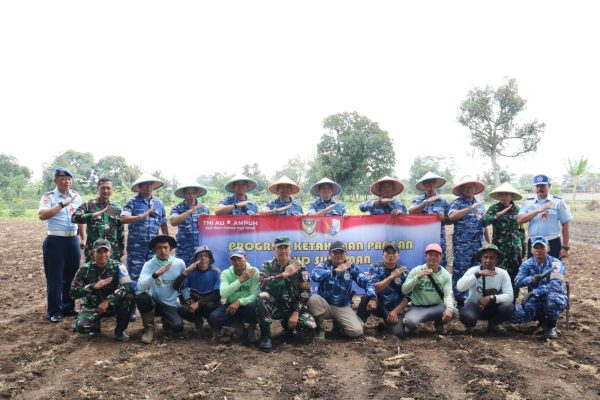 Perkuat Ketahanan Pangan, Danlanud Sulaiman Tanam Bibit Jagung