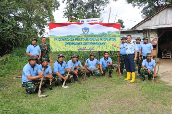 Perkuat Ketahanan Pangan, Danwingdik 200/Lek dan Para Danskadik Tanam Padi Varietas Unggul