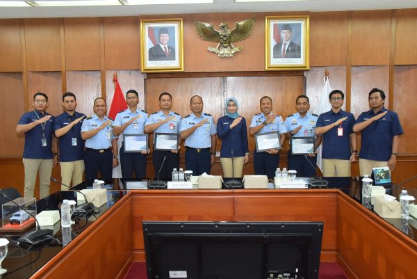 Enam Perwira TNI AU Terima Penghargaan Atas Kontribusi Pengembangan Bom MK-81 RI Live