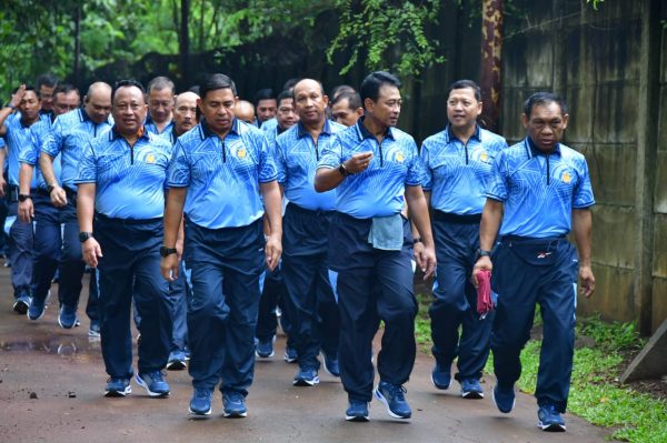 Perkuat Kesiapan dan Soliditas, Wakasau Pimpin Olahraga Bersama di Mabesau
