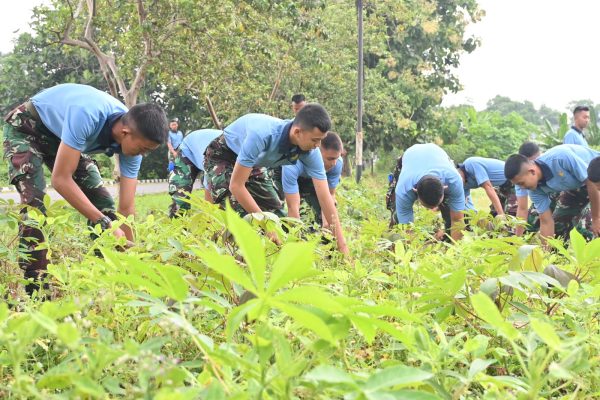 Optimalkan Lahan, Skadik 404 Lanud Adi Soemarmo Perkuat Ketahanan Pangan
