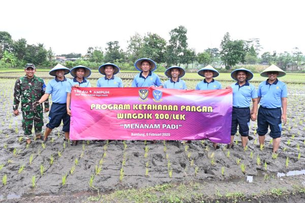 Perkuat Ketahanan Pangan, Danwingdik 200/Lek dan Para Danskadik Tanam Padi Varietas Unggul