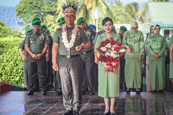 Lewat Apel Bersama Penyerahan Satuan, Mayjen TNI Jimmy Ramoz Manalu Secara Utuh Menerima Tugas Sebagai Pangdam Kasuari Ke 7