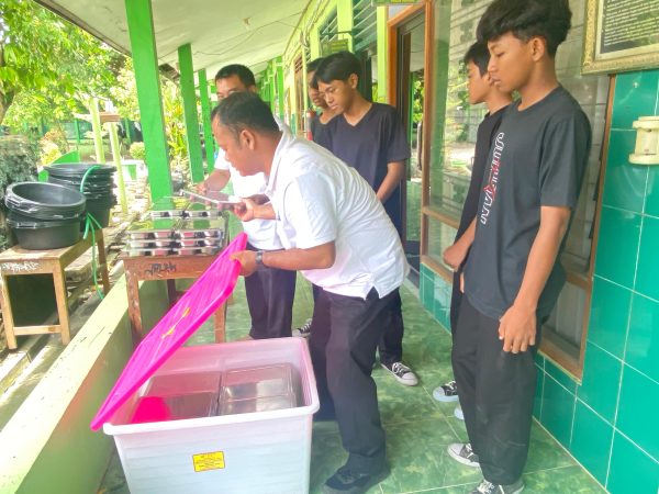 Lanud Adi Soemarmo Salurkan Ratusan Porsi Makan Bergizi Ke SMPN 2 Colomadu