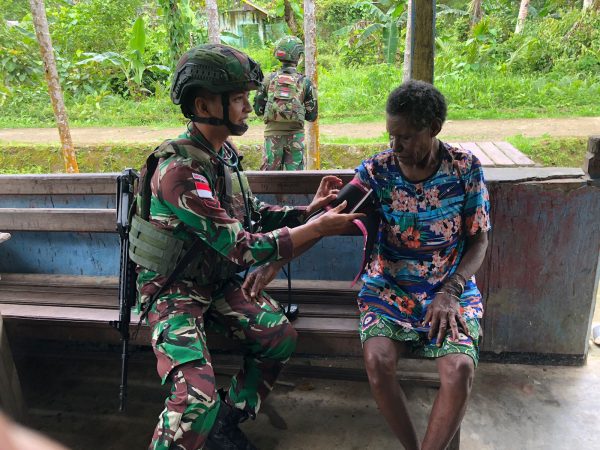 Pos Teluk Etna Satgas Yonif 642/Kps Laksanakan Cek Kesehatan Warga di Kp. Kiruru