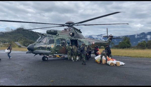 Akses Terbatas, TNI AU Kerahkan Helicopter Distribusikan Ribuan Porsi Makanan Bergizi Gratis (MBG)ke Pegunungan Papua Tengah