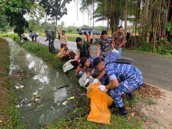 Satrad 232 Dumai Ikut Aksi Bersih Pantai Basilam Peringati HPSN 2025