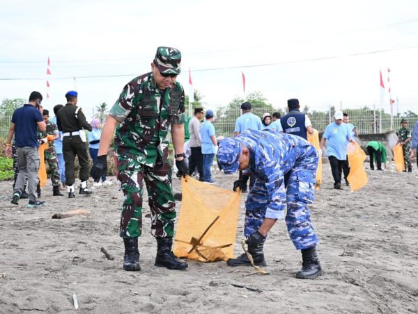 Peringati HPSN 2025, Lanud Sultan Hasanuddin Turut Serta dalam Aksi Bersih Pantai
