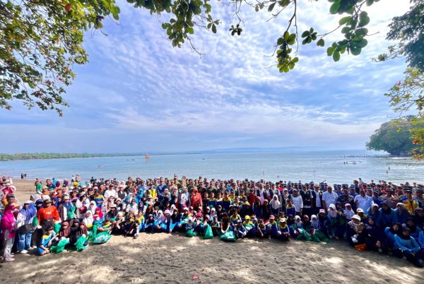 Lanud Wiriadinata Bersama Masyarakat Bersihkan Pantai Batukaras, Dukung Indonesia Bebas Sampah