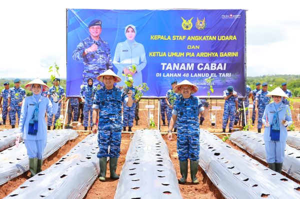 Kasau Tanam Bibit Cabai dan Jagung di Lanud El Tari, Dukung Ketahanan Pangan Nasional