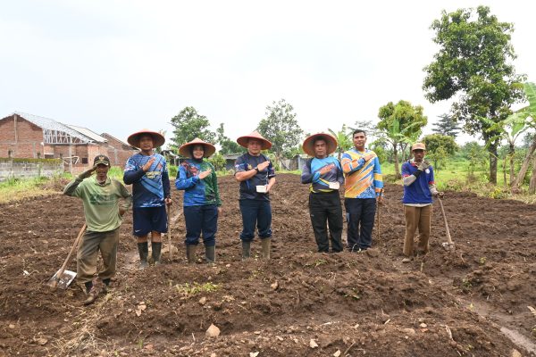 Lanud Abdulrahman Saleh Dorong Ketahanan Pangan, Personel Tanam Kacang Panjang di Green House