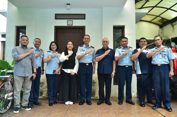 Putra Marsekal TNI (Purn) R. Suryadi Suryadarma Serahkan Koleksi Pribadi Sang Ayah ke TNI AU