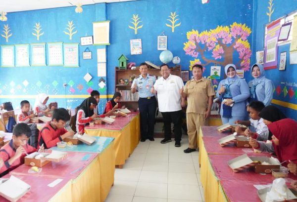 Lanud Haluoleo dan Kadin Sultra Uji Coba Distribusi 307 Porsi MBG ke Dua Sekolah Dasar