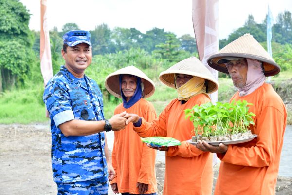 Kasau Tanam Bibit Cabai, Jagung, dan Lepaskan Bibit Ikan di Lanud Adisutjipto, Perkuat Ketahanan Pangan Nasional