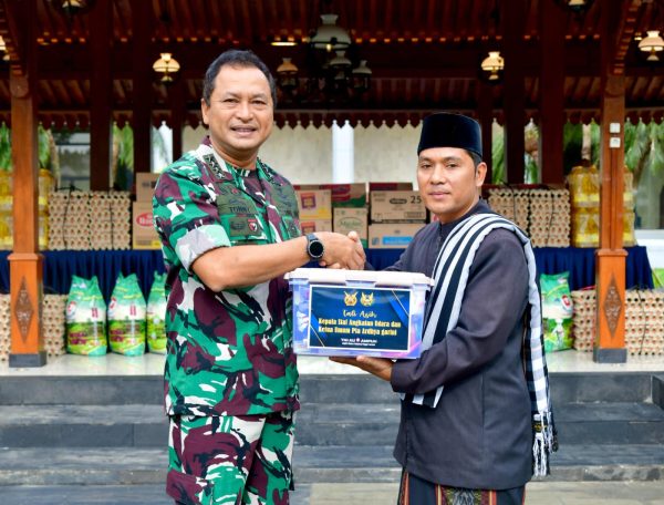 TNI AU Humanis: Kasau Serahkan Paket Sembako ke Yayasan Yatim Piatu, Implementasi TNI AU AMPUH di Bulan Ramadan