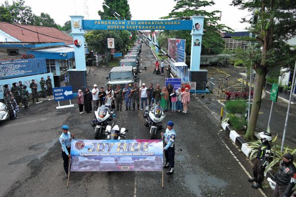 Ribuan Warga Antusias Ikuti Kirab Rantis Maung di Lanud Husein Sastranegara
