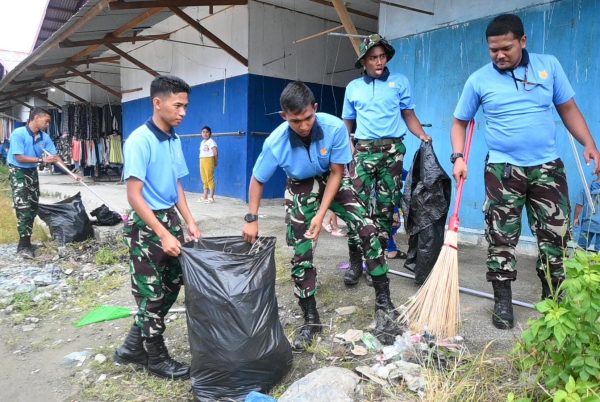 TNI AU Peduli Lingkungan, Lanud Silas Papare Gelar Kerja Bakti di Pasar Baru Sentani