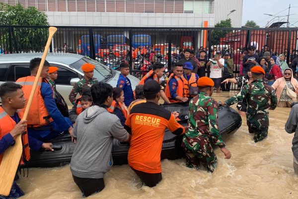 Kopasgat Kerahkan Tim SAR dan Perlengkapan untuk Evakuasi Warga Terdampak Banjir di Jabodetabek