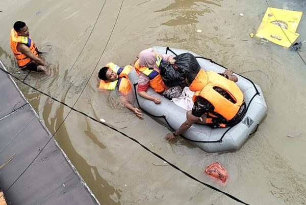 Lanud Halim Perdanakusuma Evakuasi Warga di Bantaran Kali Ciliwung dengan Kecepatan dan Empati