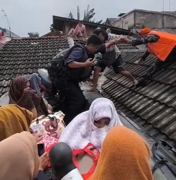 TNI AU AMPUH: Prajurit Wing Komando I Kopasgat Terobos Banjir, Selamatkan Warga yang Terjebak di Atap Rumah
