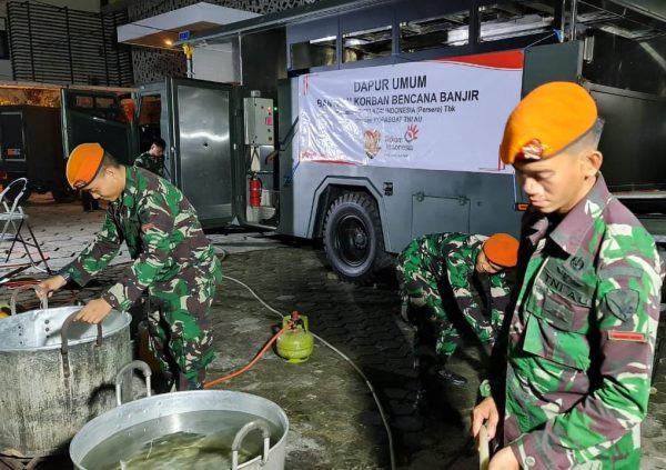 Kopasgat Sigap Laksanakan Misi SAR dan Gelar Dapur Lapangan untuk Korban Banjir di Kalibaru Bekasi, Wujud Nyata TNI AU AMPUH