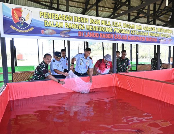 Wujudkan TNI AU AMPUH dalam Ketahanan Pangan, Lanud RSA Tebar 10 ribu Benih Ikan