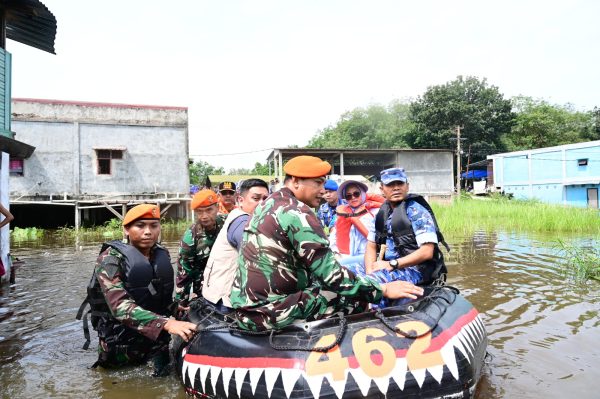 TNI AU AMPUH: Humanis dan Profesional, Lanud Roesmin Nurjadin Bersinergi dengan Pemda Tinjau Korban Banjir di Rumbai