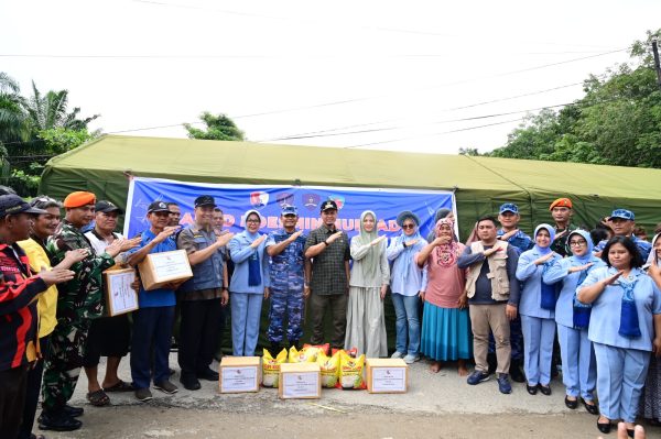 TNI AU AMPUH Sigap dan Peduli, Lanud Roesmin Nurjadin Salurkan Bantuan bagi Warga Terdampak Banjir