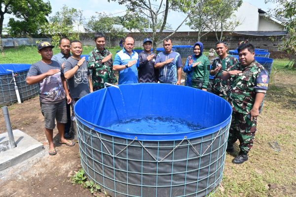 Dukung Ketahanan Pangan Berkelanjutan, Lanud Abdulrachman Saleh Tebar 20.000 Benih Lele dengan Semangat TNI AU AMPUH