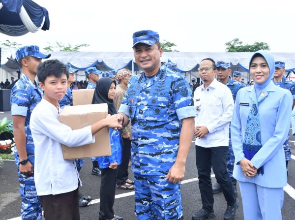 TNI AU Humanis, Kasau Serahkan 5.000 Paket Sembako untuk Warga Tasikmalaya