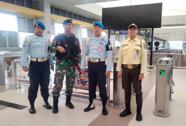 Jelang Idul Fitri 1446 H, Personel Lanud SMH Laksanakan Pengamanan Humanis di Bandara SMB II Palembang