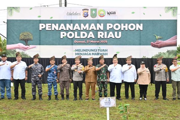 TNI AU dan Forkopimda Riau Hijaukan Lahan Kritis Bandara Pinang Kampai